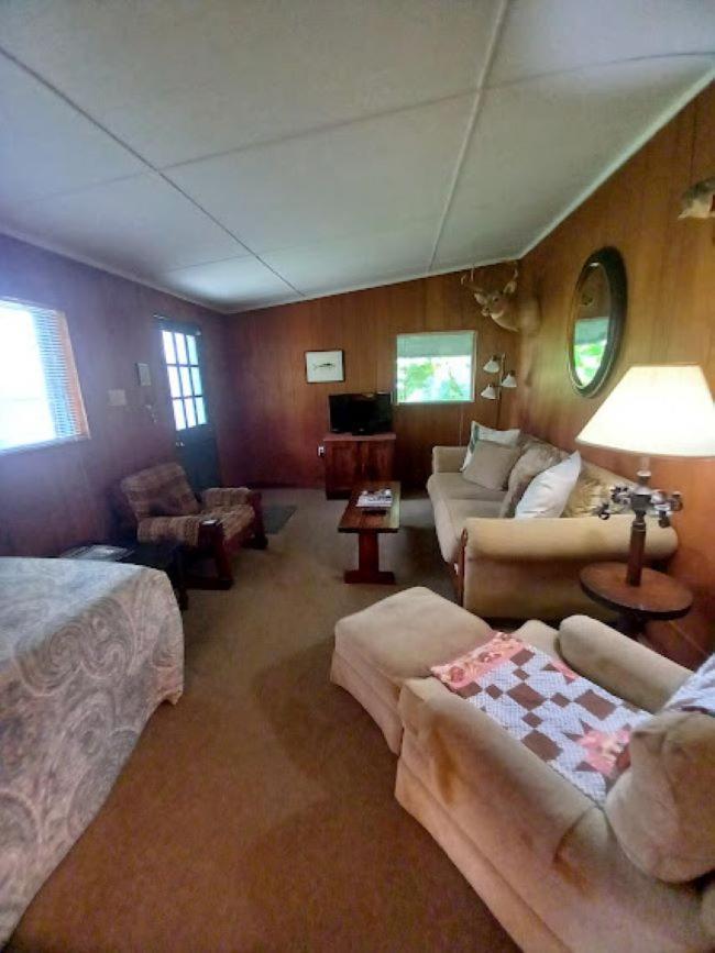 Stegbone'S Fish Camp And Resort Satsuma Extérieur photo